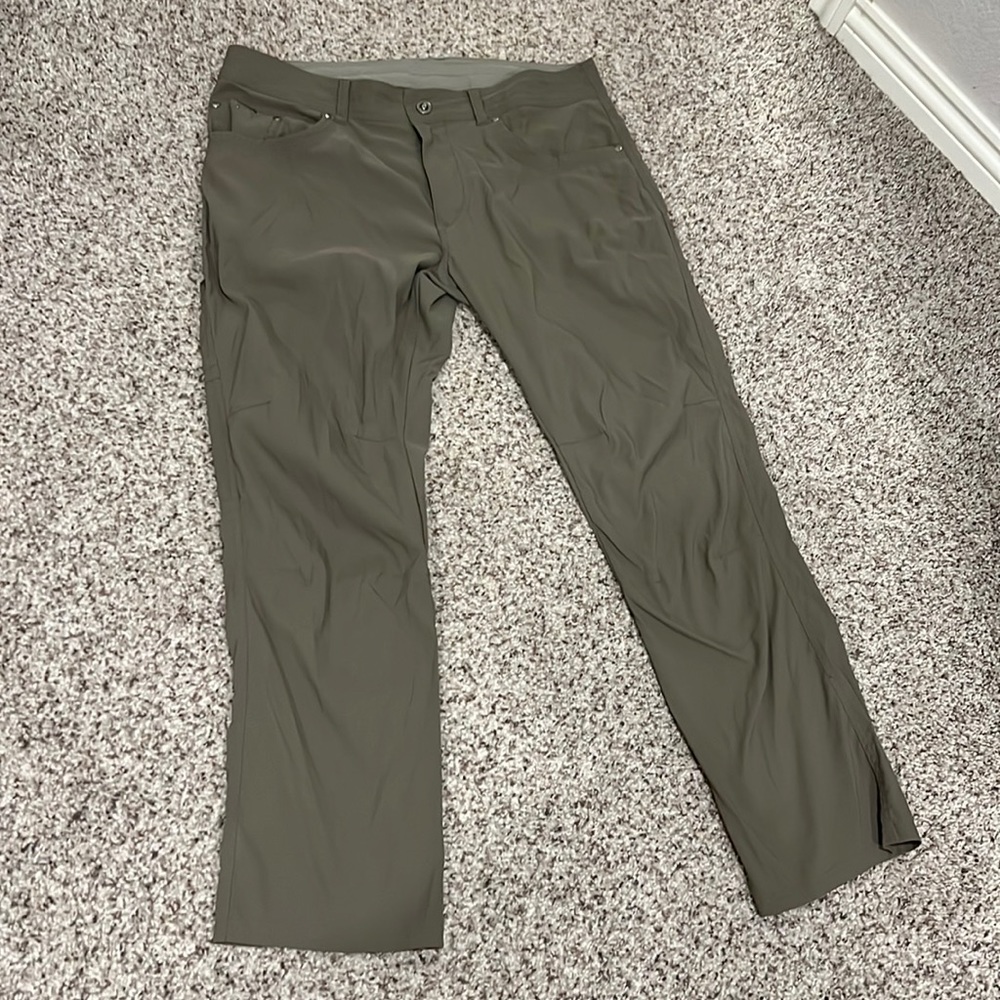 Kuhl Men’s Hiking Pants 36x30 klassic fit. 95% nylon 5% elastin